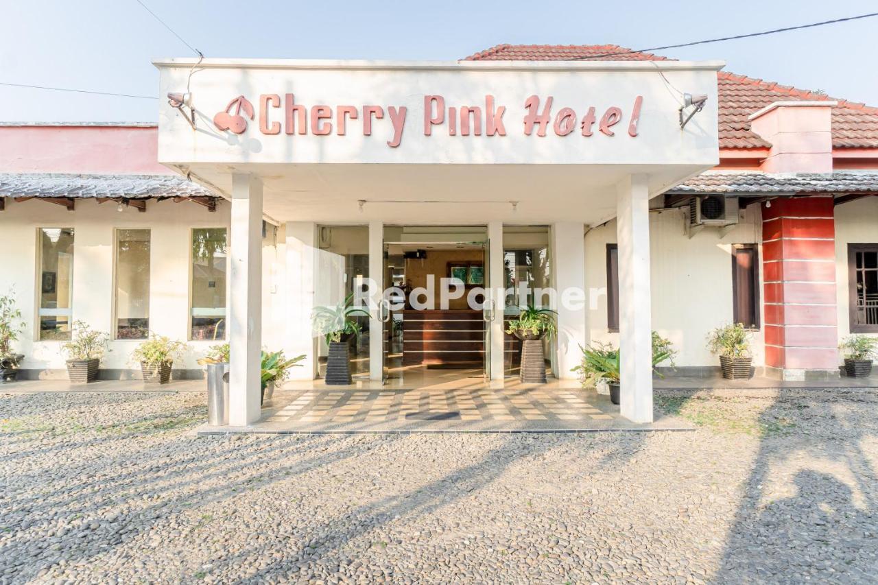 Cherry Pink Hotel Medan Mitra Reddoorz Εξωτερικό φωτογραφία