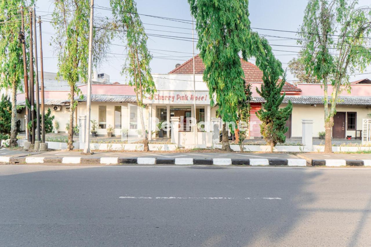 Cherry Pink Hotel Medan Mitra Reddoorz Εξωτερικό φωτογραφία