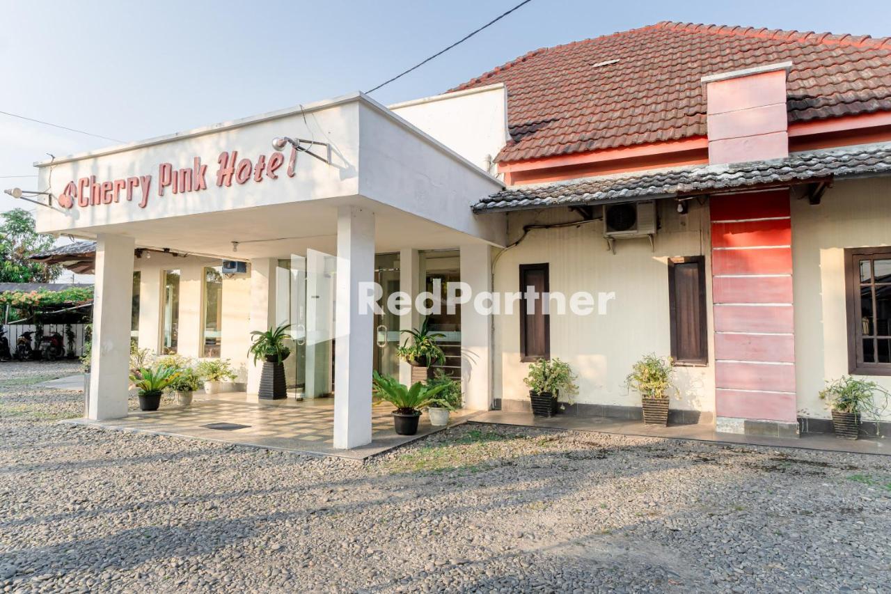 Cherry Pink Hotel Medan Mitra Reddoorz Εξωτερικό φωτογραφία