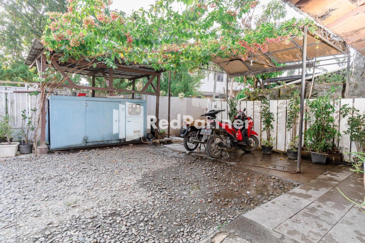Cherry Pink Hotel Medan Mitra Reddoorz Εξωτερικό φωτογραφία